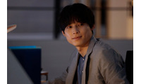 【告白－25年目の秘密－ 第1話】爽太（松村北斗）、麻里子（岡崎紗絵）に初めて声をかける 当たり前の日常がスリリングに一変 画像