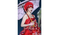 FRUITS ZIPPER鎮西寿々歌、帽子に髪インで雰囲気ガラリ 真っ赤なドレス×レース傘で魅力全開【TGC新潟2026】 画像