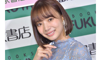 岡田紗佳、ミニスカ×柄ストッキング衣装でスラリ美脚披露「等身バランス神」「脚長すぎ」 画像