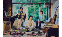 sumikaと幾田りらが共演した「赤春花 feat. 幾田りら」MV公開が決定。息の合った演奏シーンにも注目 画像