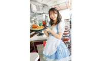 日向坂46藤嶌果歩、ダイナーで微笑む 1st写真集ポストカード第3弾公開【果実の歩幅】 画像