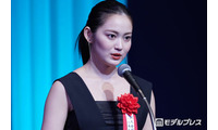 吉本実憂、美脚際立つミニワンピオフショットに反響「透明感すごい」「脚が真っ直ぐで綺麗すぎる」 画像