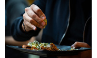年収8000万以上の人が「食べない」ものとは⁉　食事の場での「お金持ちの流儀」 画像