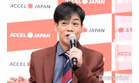 名倉潤「写真撮ろうよと言って頂き感動」妻・渡辺満里奈＆大物芸能人との3ショット公開「豪華すぎる」「喜びが伝わってくる」と反響 画像