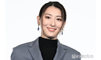 「VIVANT」出演女優「別班の任務ではありません」女医姿のオフショットが話題「確かに別人」「潜入捜査ではないよね」 画像