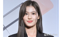 TWICEサナ、美デコルテ輝くノースリーブ姿に反響相次ぐ「圧倒的美」「透明感がすごい」 画像
