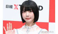あの、胸元際立つベアトップ衣装姿に熱視線「デコルテから肩のラインが綺麗すぎる」「透き通るような美肌」 画像