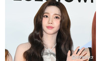 aespaカリナ、美脚際立つミニスカ×ブーツの空港ショットに反響「美しすぎる」「映画のワンシーンみたい」 画像