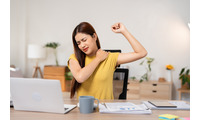 「手が後ろで組めない」原因は肩甲骨にあり？ 1分で肩こりスッキリ「肩甲骨はがし」  画像