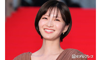 岡崎紗絵、スラリ美脚際立つスリットスカート姿公開「身体の半分以上脚」「可愛すぎます」の声 画像