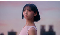 HANA・JISOO、初ソロCM出演で改めてメンバーの大事さ実感 ソロデビュー曲「Movie Star」初公開・友情出演ゲストも 画像
