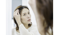 閉経後は「頭の中央の分け目」から薄毛が始まる⁉ 更年期の髪の悩み、原因を専門医が解説 画像