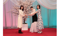NHK連続テレビ小説「風、薫る」見上愛＆上坂樹里から「ブラッサム」石橋静河へバトンタッチ ドラマゆかりの品をプレゼント交換 画像