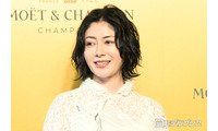 真木よう子、大胆美背中披露「露出面積大きすぎる」「セクシー」の声 画像