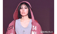 櫻坂46藤吉夏鈴、スモーキーメイクで雰囲気一変 クールな佇まいに視線集中【TGC2026A/W】 画像
