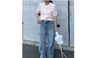 甘いピンクをデニムと合わせて大人仕様に。新鮮な色使いで遊ぶ華やかスタイル【40代の毎日コーデ】 画像