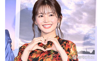 久間田琳加、肩出しトップス×デニムパンツの街中ショットに反響「身体の半分以上脚」「肩のラインが綺麗すぎる」 画像