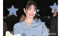 横田真悠、美ウエストちらりの白Tシャツ姿公開「お団子ヘア似合いすぎ」「大人っぽくてセクシー」と反響 画像