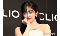 IVEユジン、美肩際立つ純白オフショルコーデ公開「レベチの透明感」「彼女感すごい」と反響 画像