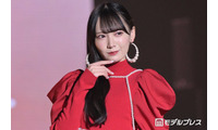 ≠ME鈴木瞳美、タイトミニの韓国風制服姿で美脚スラリ「似合いすぎる」「脚に見惚れちゃう」と反響 画像
