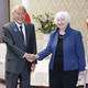 鈴木財務相「円安進行を憂慮」 画像