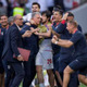 W杯歴史的勝利！イラン代表アズムン、なんと監督の首を絞める…いいシーンだった 画像