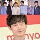 坂口健太郎、&TEAMへサプライズ Kとハグで再会を喜ぶ 画像