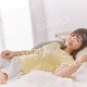 乃木坂46冨里奈央、太ももチラリ添い寝ショット 封入特典ポスター第3弾解禁＜あの頃、乃木坂にいた＞ 画像