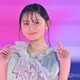 乃木坂46遠藤さくら、タイトミニ丈ワンピ姿で美脚披露 ベッドの上での“彼女感”動画にファン悶絶 画像