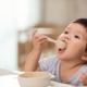 スプーンの練習中の1歳の息子「自分で食べたい！」すると、嫌な予感的中な状況とは一体！？ 画像