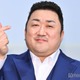 韓国俳優マ・ドンソク、ティアラ着用＆ハローキティの誕生日ケーキに笑顔「お姫様みたい」「ギャップがすごい」の声 画像