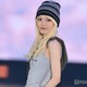 Girls2鶴屋美咲、サングラス外しがクール 色白素肌輝くタンクトップ姿【GirlsAward 2025SS】 画像