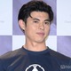 小島よしお、和装姿の息子を抱っこ「大きくなってる」「服装もお部屋もセンス抜群」の声 画像