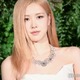 BLACKPINKロゼ、ブラトップ姿で抜群スタイル披露「完璧ボディ」「圧巻の美貌」と反響 画像
