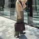 通勤にも休日にも。大きめバッグで仕上げる万能ワントーン【40代の毎日コーデ】 画像