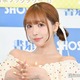 三上悠亜、美谷間チラリ空港コーデ「着こなし可愛すぎ」「抜群スタイル」の声 画像