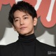 佐藤健、車を運転するオフショット公開 助手席からの横顔に「ずっと眺めていたい」「恋人気分になれる」の声 画像