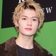 M!LK佐野勇斗、父親の過去ショットを顔出し公開「イケメンすぎる」「そっくり」と反響殺到 画像