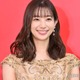 足立梨花、ミニスカ＆シースルーソックスで美脚披露「お姫様みたい」「小顔際立つ」と反響 画像