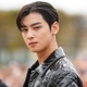 ASTROチャウヌ、短髪の最新ショット＆散髪中の様子に反響「男らしくて爽やか」「切った量がすごい」 画像