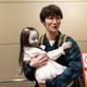 Snow Man渡辺翔太、“お化け役”子役と手繋ぎ・お姫様抱っこ…「事故物件ゾク 恐い間取り」メイキング写真解禁 画像