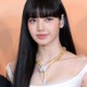 BLACKPINKリサ、ロンドンでクロップドコーデ「ウエスト引き締まってる」「理想のスタイル」の声 画像