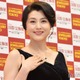 藤原紀香、膝丈ノースリドレスで美脚スラリ「立ち姿が美しい」「さすがのスタイル」と絶賛の声 画像