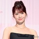 TWICEモモ、黒のタイトドレスから美デコルテ披露 上品“桃メイク”で魅力全開 画像