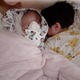 第5子出産の辻希美、次女に寄り添って眠る6歳三男SHOTを公開「朝の私達」「あったかい」 画像