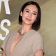 中谷美紀、プラハ満喫ショット公開 美肩のぞくオフショル姿に「絵になる」「優雅で素敵」 画像