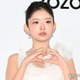 IVEレイ、美背中披露の黒衣装＆オフ感溢れる自撮り公開「すっぴん？」「ギャップがすごい」と反響 画像