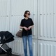 シックな万能スタイル。ブラックブラウスで叶える上品お出かけカジュアル【40代の毎日コーデ】 画像