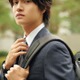 Aぇ! group佐野晶哉、スーツ姿で年下ビジネスマン役熱演「Oggi」ソロ初登場 画像