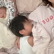 「今日の朝の図」辻希美、三男＆次女と密着して眠る幸せSHOT公開「たぁくんが出張の時は3人で」 画像